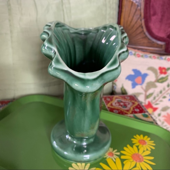 USA Pottery Fan Vase - Picture 3 of 10